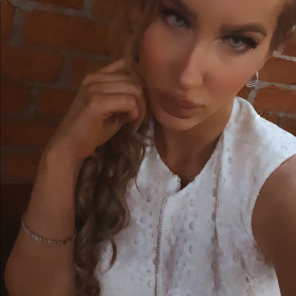 Meet your Posher, Adrienne - Picture 7 of 11